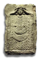 Relief représentant une divinité babylonienne (argile)